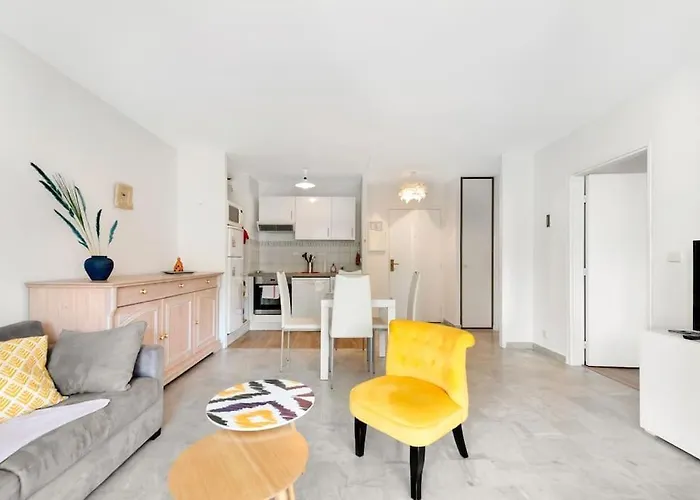 Bel En Bord De A Les Pins *