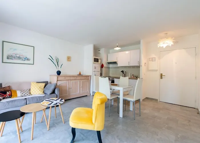 Bel En Bord De A Les Pins * Ζουάν λε Πιν